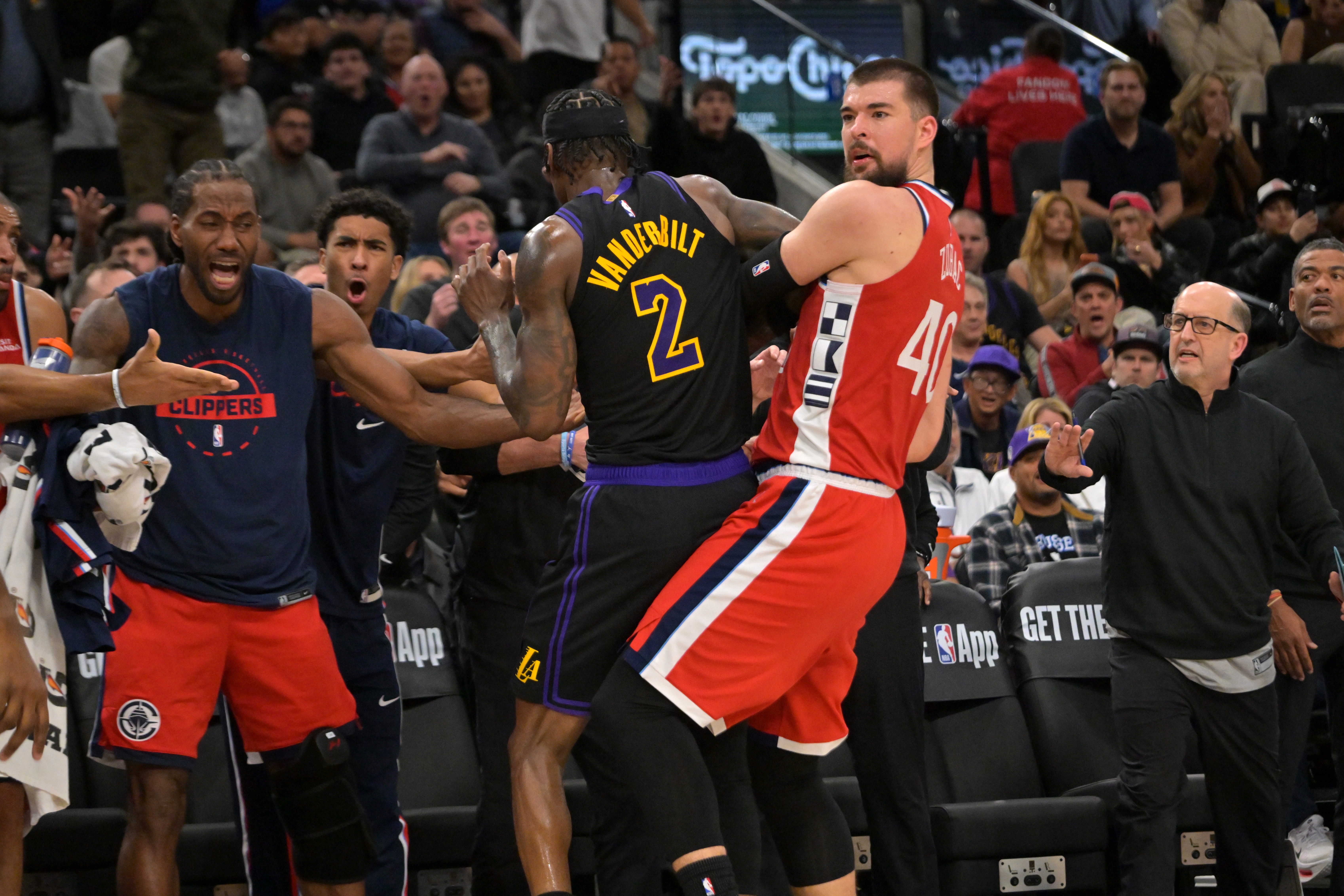 M6体育-机器人都急了！范德彪&amp;祖巴茨冲突时 情绪稳定的小卡难得面目狰狞